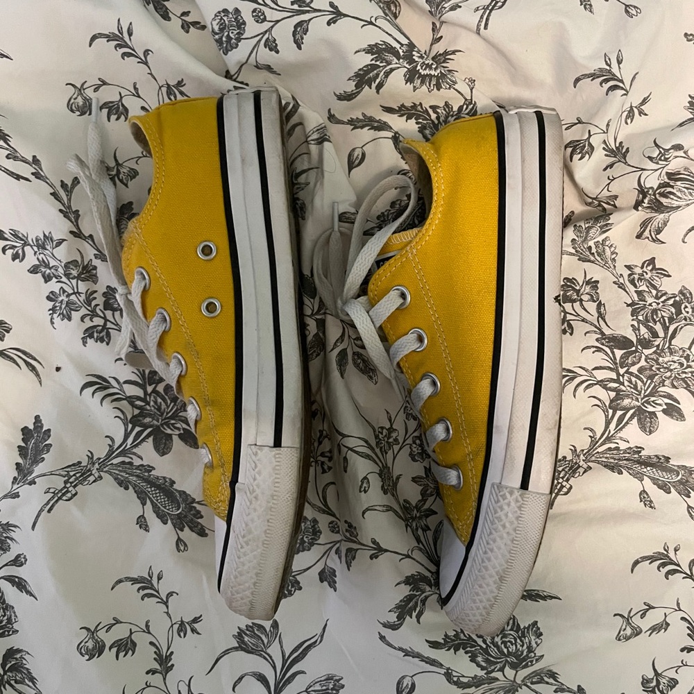 Yellow low top converse